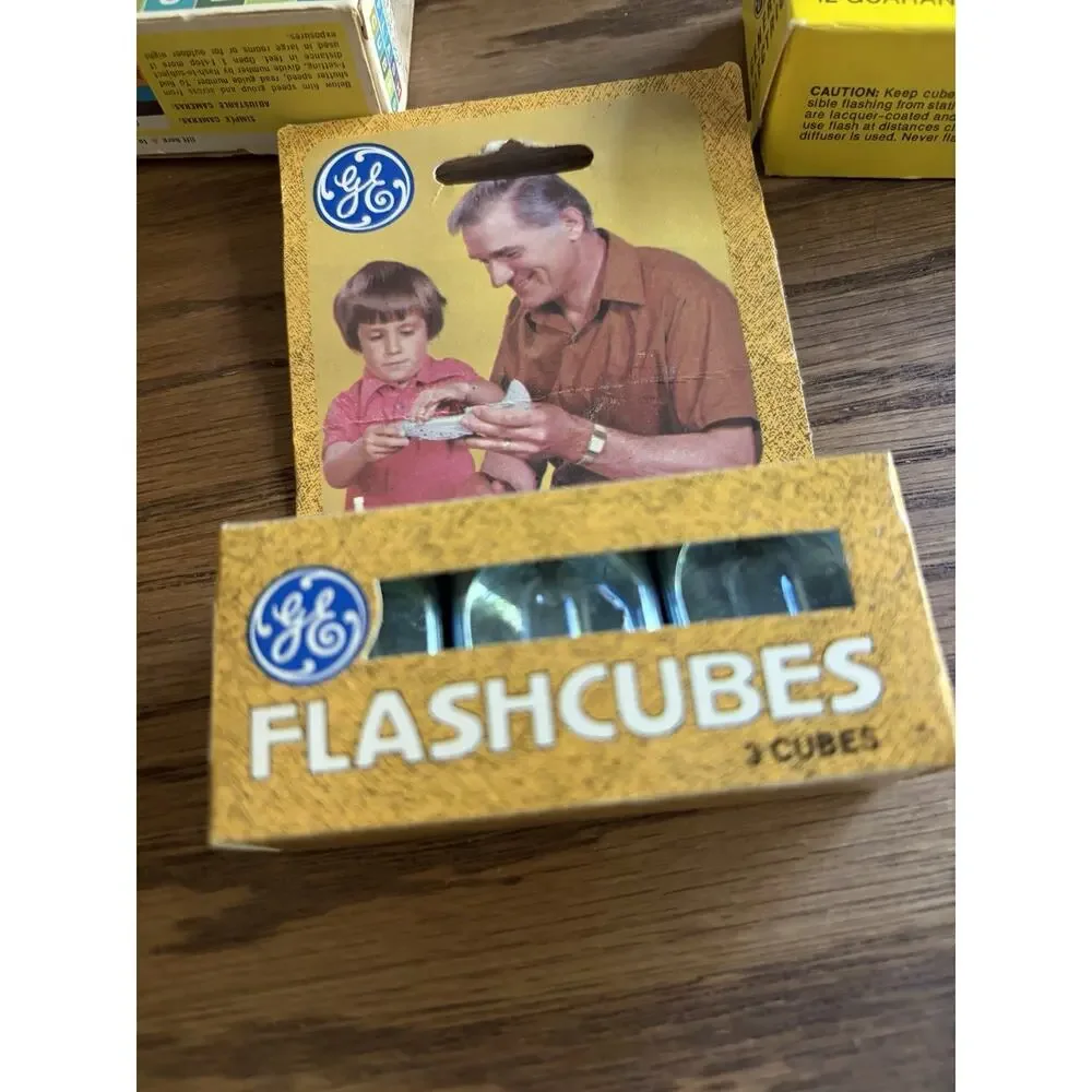 Vintage 1970s GE Magicubes Lof Of 12 Flash Bulbs New/Old Stock In Box